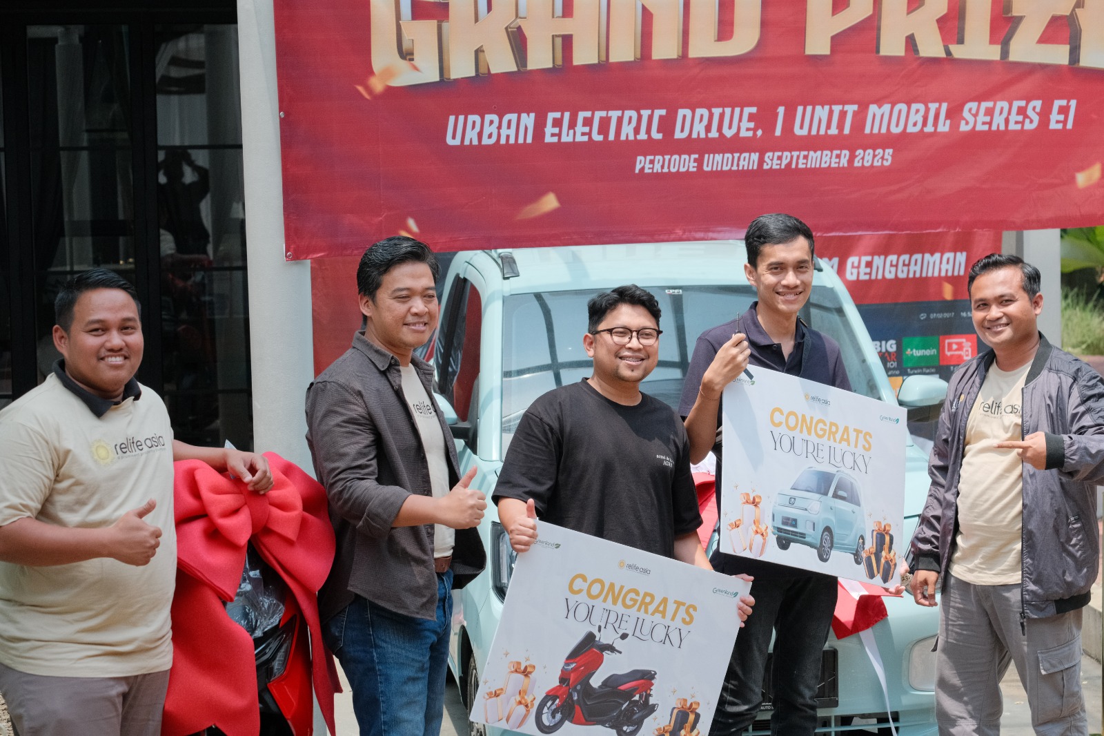 Para pemenang event pengundian Grand Prize Mobil Listrik (Fortune Blast Vol. 2) di kawasan hunian ekslusif Greenland Kemang, Sabtu, 27 September 2025. FOTO - ISTIMEWA Apresiasi Konsumen, Graha Mitra Geber Undian Grand Prize Mobil Listrik