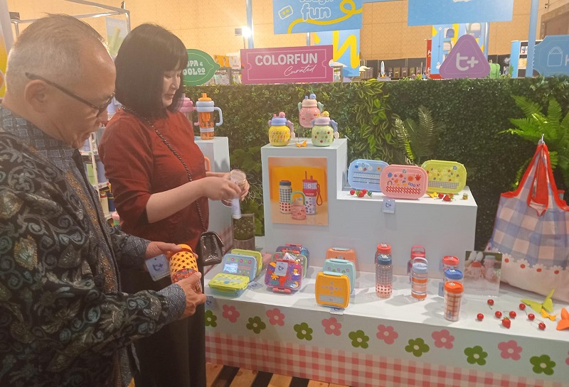 Manajemen LIVE ketika memperlihatkan hasil produksinya. Homeco Living (LIVE) Incar Penjualan Rp90M di IHLS EXPO 2025