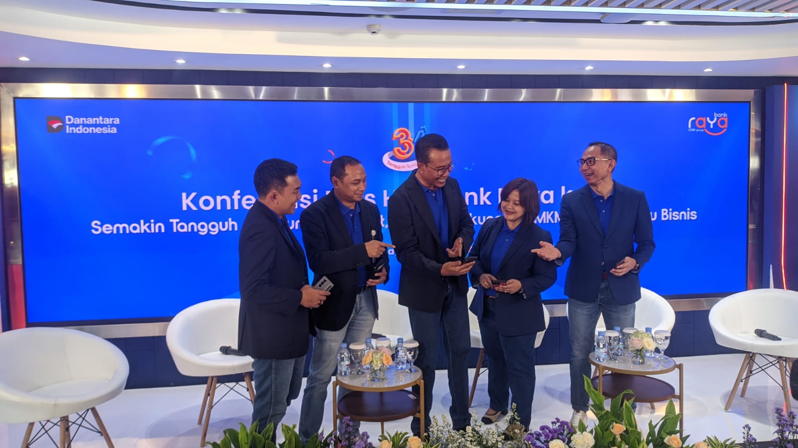 Manajemen Bank Raya (AGRO) berfoto bersama saat konferensi pers HUT ke-36 Bank Raya di Jakarta, Rabu (1/10). Bank Raya (AGRO) Catat Lonjakan 300% Transaksi QRIS Ritel