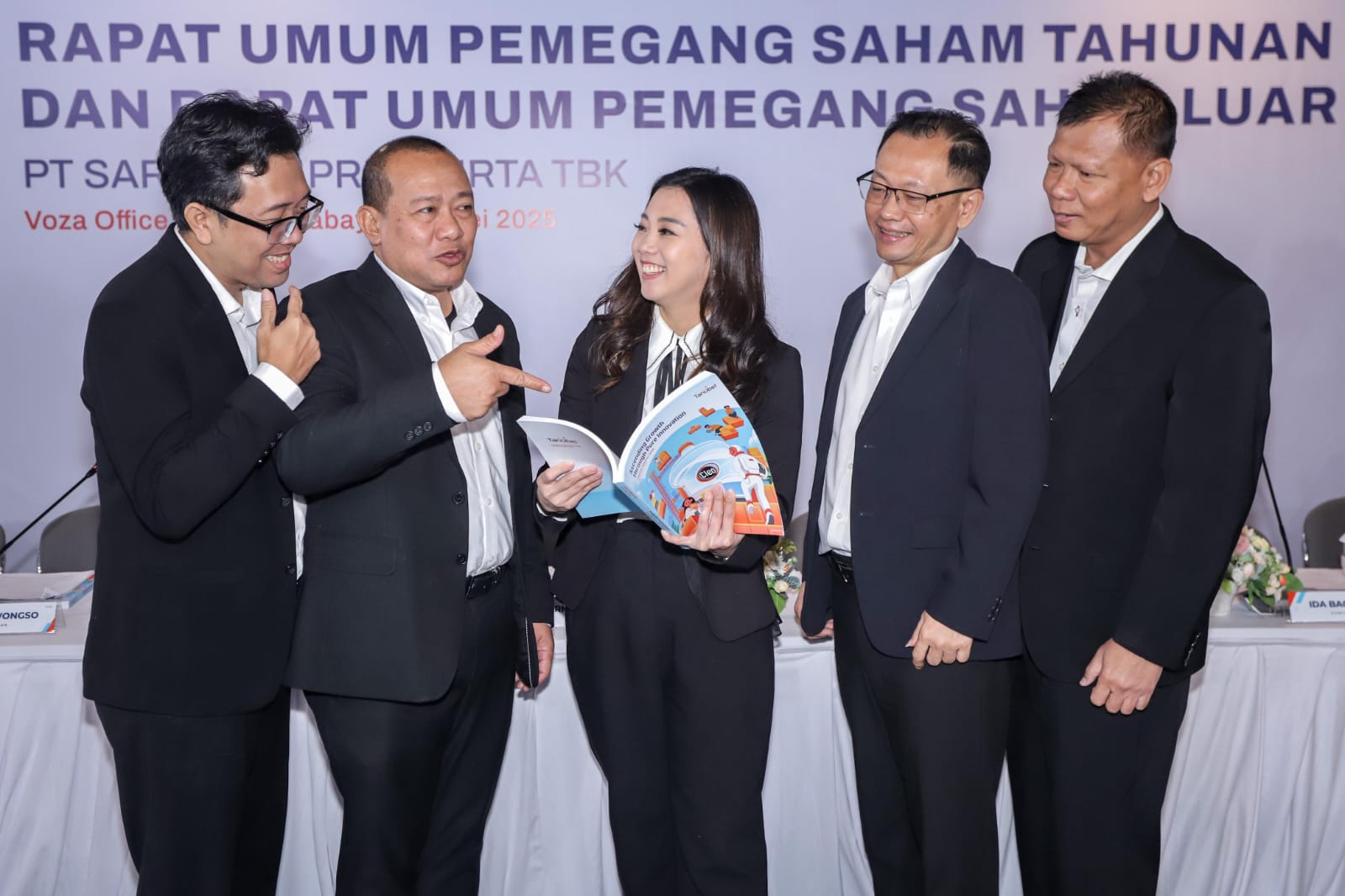 Potret Manajemen PT Sariguna Primatirta Tbk. (CLEO) dalam suatu agenda korporasi. Emiten Hermanto Tanoko (CLEO) Sebut Kinerja Kedepan Moncer