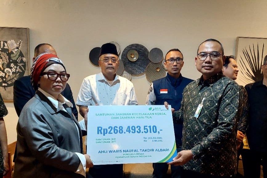 Keluarga almarhum Naufal menerima santunan dari BPJS Ketenagakerjaan. FOTO - ISTIMEWA Gugur Bela Nama Bangsa, Negara Lindungi Atlet Naufal Takdir Al Bari