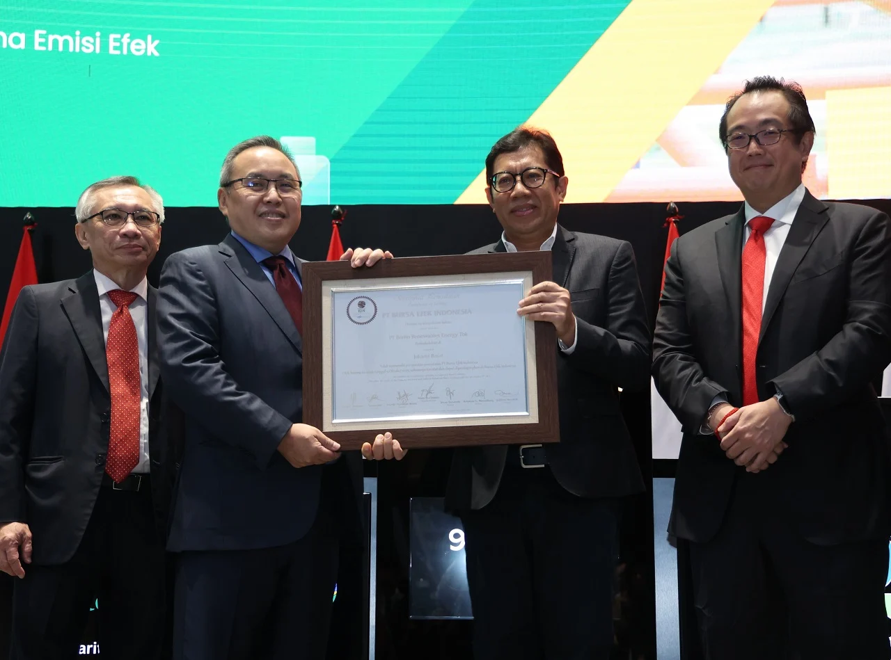 Pengurus Barito Energy menunjukkan sertifikat IPO dari Bursa Eek Indonesia. FOTO - ISTIMEWA Emiten Prajogo (BREN) Beber Transaksi 2 Miliar Saham Green Era