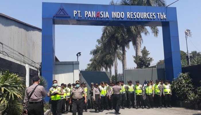 Aparat berjaga di depan gerbang pabrik Panasia Indo Resources. FOTO - ISTIMEWA HDTX Resmi Hengkang dari Lantai Bursa