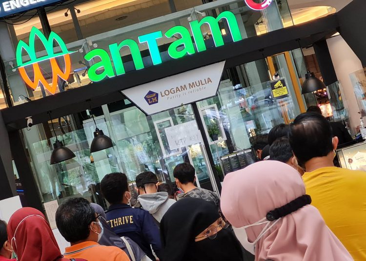 Sejumlah pengunjung tampak mengular memenuhi butik logam mulia Antam. FOTO - ISTIMEWA Tes Pasar! Pentolan Ini Serap Tiga Lot Saham ANTM