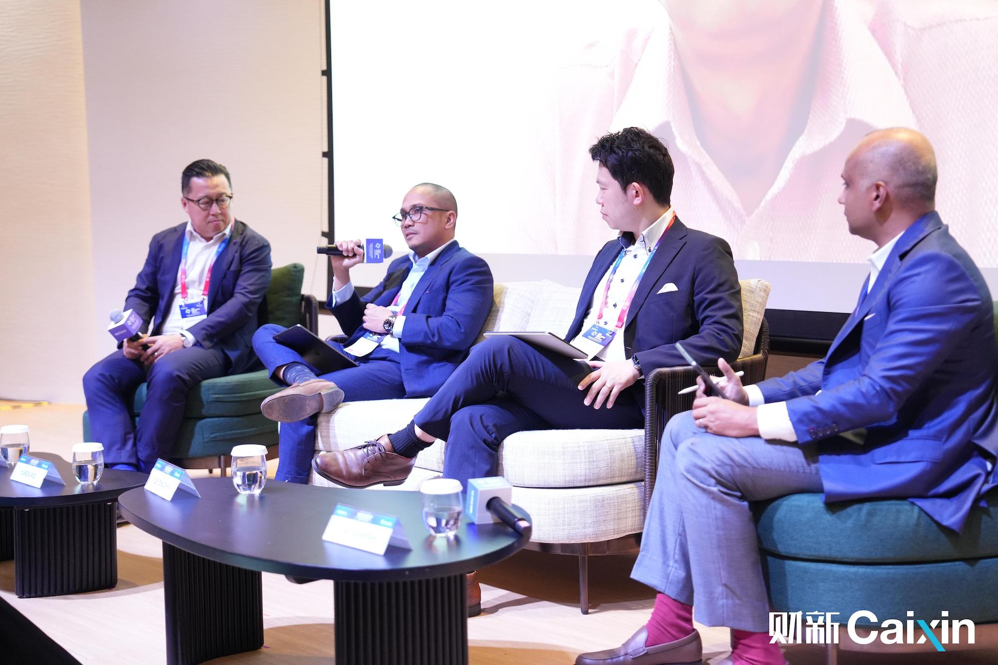 Direktur Keuangan Pertamina Geothermal Energy Yurizki Rio (dua kiri) pada ajang Asia New Vision Forum (ANVF) 2025 di Singapura, September lalu. FOTO - ISTIMEWA Garap Ini, PGEO Injeksi Entitas Usaha Rp396 Miliar