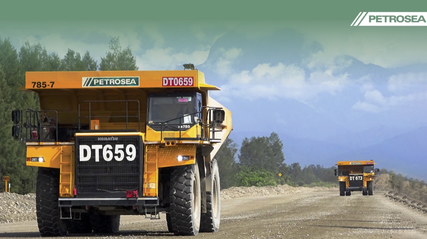 Tampak sejumlah kendaraan alat berat melintasi area pertambangan perseroan. FOTO - ISTIMEWA Petrosea (PTRO) Kebut Proyek EPC Pakistan USD26,2 Juta