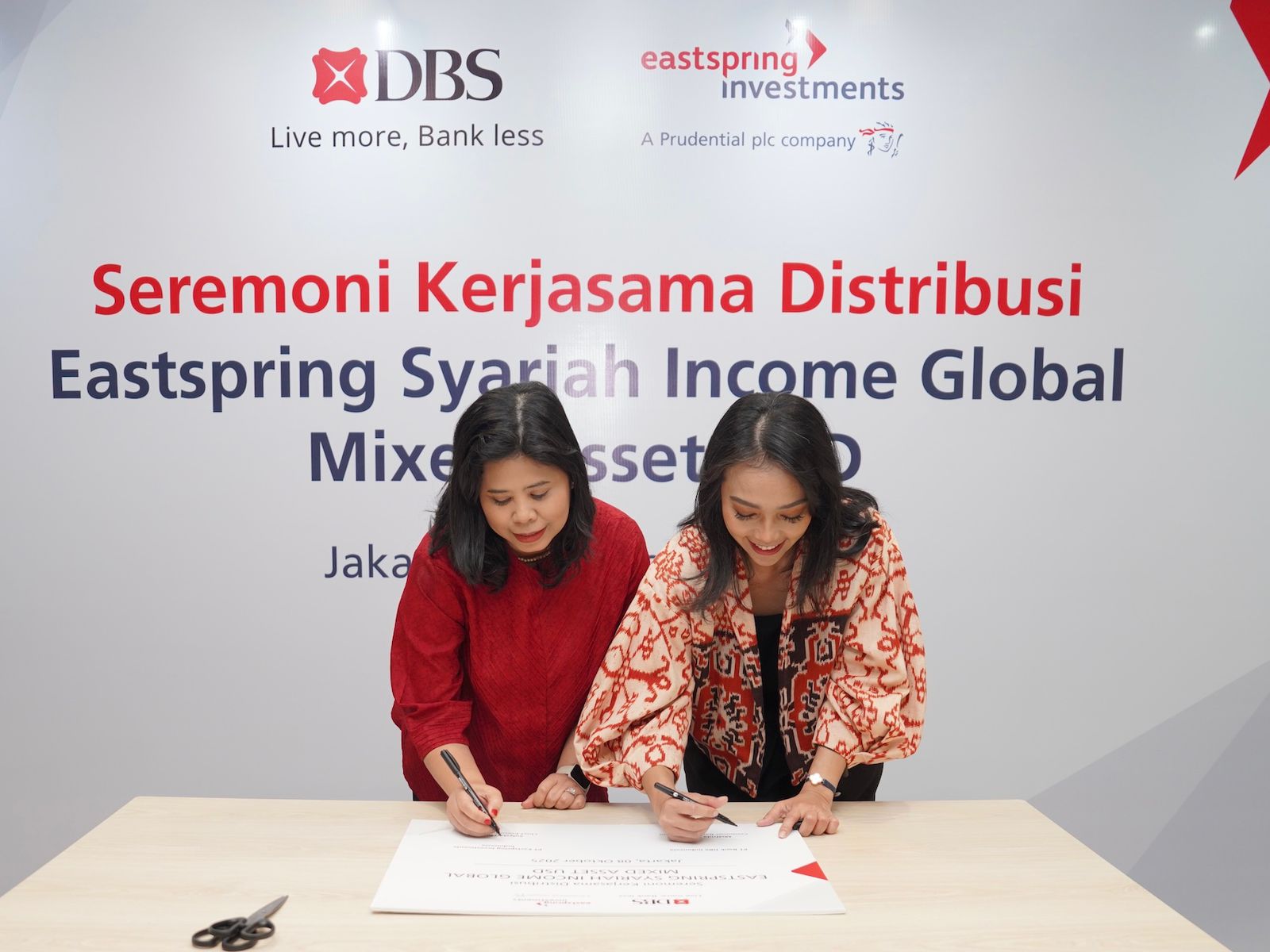 Kiri ke Kanan: Melfrida Gultom, Consumer Banking Director PT Bank DBS Indonesia bersama Sulystari, Presiden Direktur PT Eastspring Investments Indonesia dalam penandatanganan MoU kerjasama distribusi Eastspring Syariah Income Global Mixed Asset USD pada Rabu (8/10/2025). Eastspring Gandeng Bank DBS Luncurkan Reksa Dana Syariah Global ESIGMA