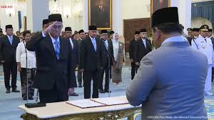 Anggito Abimanyu menghormat Presiden Prabowo Subianto sebelum dilantik sebagai ketua Lembaga Penjamin Simpanan, di istana Negara Jakarta, Rabu (8/10/2025). Dok.Okezone/Presiden RI. Dilantik Jadi Ketua LPS, Anggito Abimanyu Perkenalkan Program AKSARA