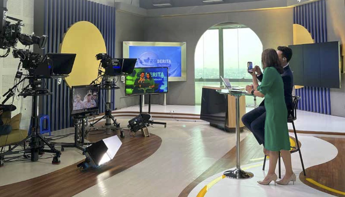 Dua krew tengah bercengkrama di ruang studio Elang Mahkota. FOTO - ISTIMEWA Belum Surut! EMTK Angkut Saham SCMA Rp102,82 Miliar