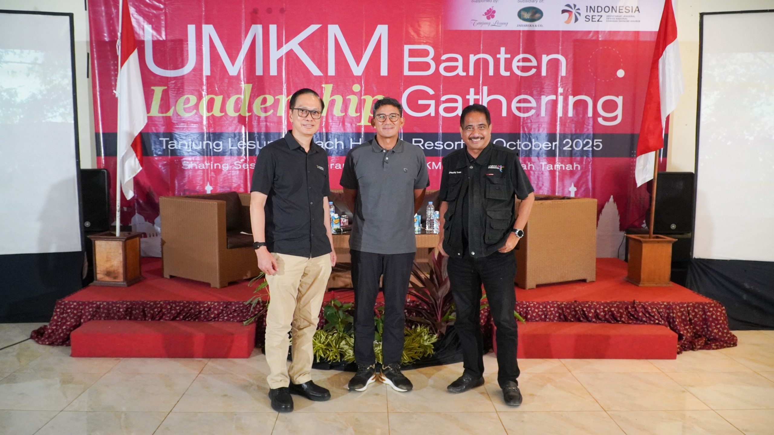 Direktur Utama Tanjung Lesung Poernomo Siswoprasetijo (kiri) bersama dua mantan Menteri Pariwisata, Sandiaga Salahuddin Uno, dan Arief Yahya. Dok. Ist. Kunjungi Tanjung Lesung, Sandiaga Uno Liburan Sambil Bagi IlmuĀ UMKM