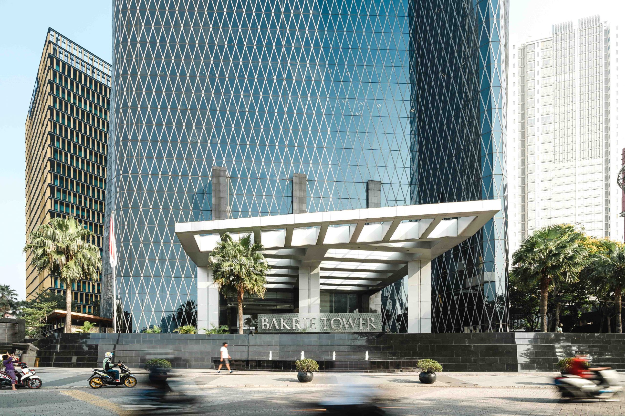 Sejumlah pengendara melintasi di kawasan gedung Bakrie Tower. FOTO - ISTIMEWA Senyap! Levoca Buang 14,67 Miliar Saham Grup Bakrie (BNBR)