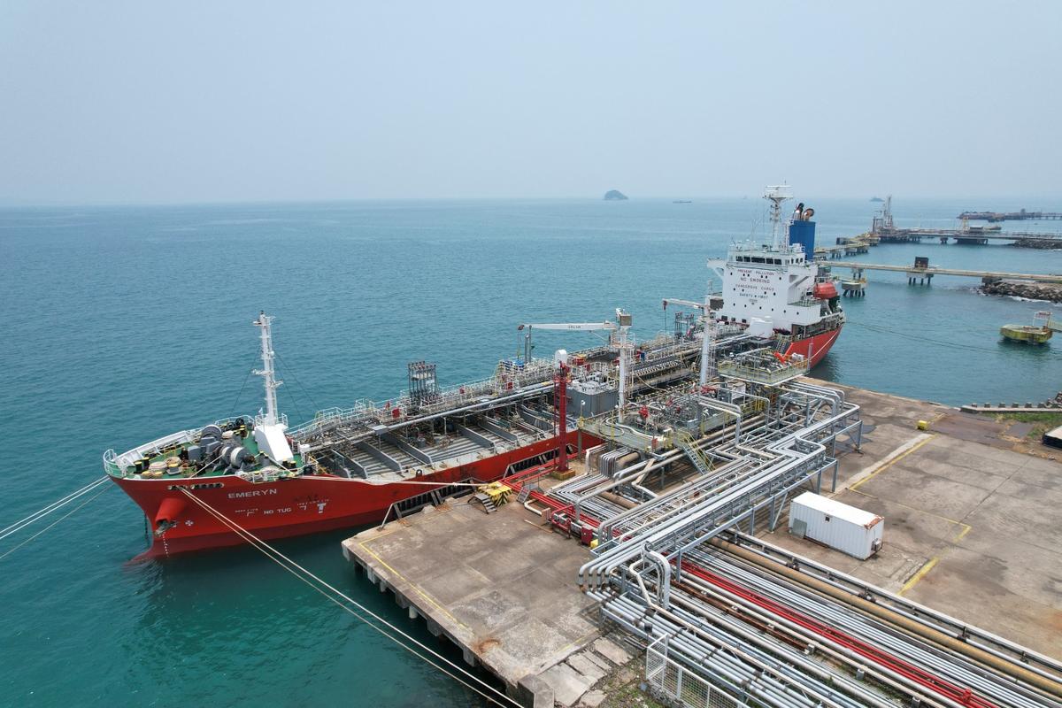 Potret pelabuhan kapal operasional milik emiten PT Chandra Asri Pacific Tbk. (TPIA) Direktur TPIA  Cicil Beli Saham Saat Harga Naik, Ada Apa?