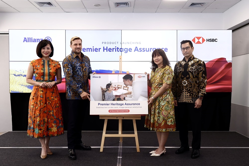 Dari kiri ke kanan) Ancilla Lily, Chief Bancassurance Officer Allianz Life Indonesia; Alexander Grenz, Country Manager & Direktur Utama Allianz Life Indonesia; Lanny Hendra, International Wealth and Premier Banking, HSBC Indonesia; dan Sumirat Gandapradja, Head of Network Sales and Distribution HSBC Indonesia. Melalui Premier Heritage Assurance, Allianz Life Indonesia bersama HSBC Indonesia memberikan kemudahan bagi nasabah untuk mengelola proteksi, pendapatan masa pensiun, dan warisan keluarga. Allianz & HSBC Luncurkan Solusi Pensiun dan Waris Lintas Generasi