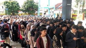 Ilustrasi antrean para pencari kerja. Dok. Tribunnews. Perluas Peluang Kerja, 20 Ribu Peserta Mulai Ikuti Program Magang