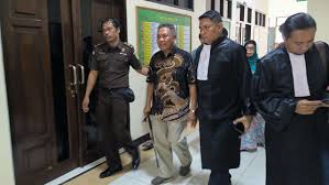 Mantan Bupati Lombok Barat Zaini Arony (dua kiri) ajukan banding atas vonis 6 tahun penjara dari Pengadilan Tipikor Mataram. Dok. RRI. Kasus Korupsi Mal Lombok, Tolak Vonis 6 Tahun Eks Bupati Ini Banding