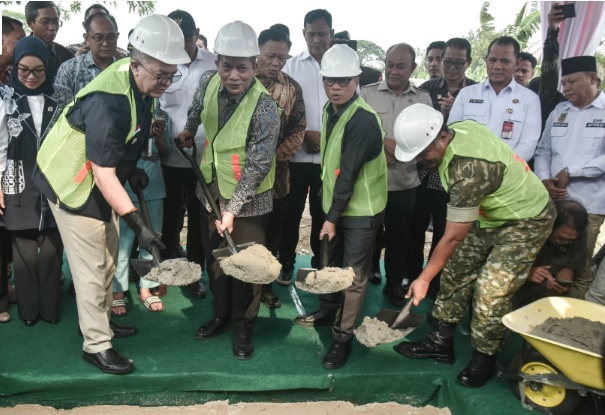 Menteri Koperasi Ferry Juliantono bersama Menteri Desa dan Pembangunan Daerah Tertinggal Yandri Susanto, Wakil Panglima TNI Jenderal TNI Tandyo Budi Revita dan Direktur Utama PT Agrinas Pangan Nusantara Joao Angelo De Sousa Mota mengikuti prosesi peletakan batu pertama pembangunan fisik gerai pergudangan kelengkapan Koperasi Desa/Kelurahan Merah Putih di Wanajaya, Cibitung, Kabupaten Bekasi, Jawa Barat, Jumat (17/10/2025) Pembangunan Fisik 80 Ribu Gerai Gudang Kopdes Merah Putih Dimulai