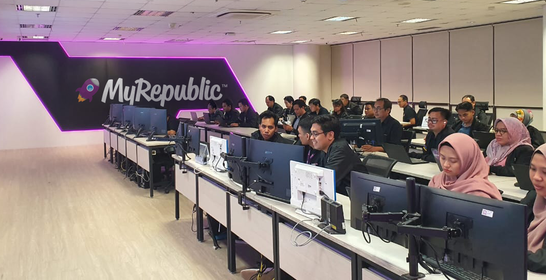 Personel MyRepublic tampak serius dengan tugas masing-masing. FOTO - ISTIMEWA Menang Frekuensi 1,4 GHz Region II-III, Ini Kata Grup Sinarmas (DSSA)