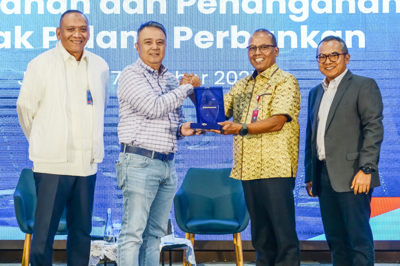 Komisaris Independen BTN Pietra Machreza Paloh (kiri) bersama Wakil Direktur Utama PT Bank Tabungan Negara (Persero) Tbk Oni Febriarto Rahardjo (kedua kiri), Direktur D pada Jaksa Agung Muda Tindak Pidana Umum Kejaksaan Agung RI, Dr. Sugeng Riyanta, S.H., M.H. (kedua kanan), serta Direktur Human Capital & Compliance BTN, Eko Waluyo (kanan), kompak tersenyum usai acara Legal Clinic bertajuk “Pencegahan dan Penanganan Tindak Pidana Perbankan” di Menara BTN, Jakarta, Jumat (17/10). (Foto: Endang Muchtar). BTN Dorong Upaya Pencegahan dan Penanganan Tindak Pidana Perbankan