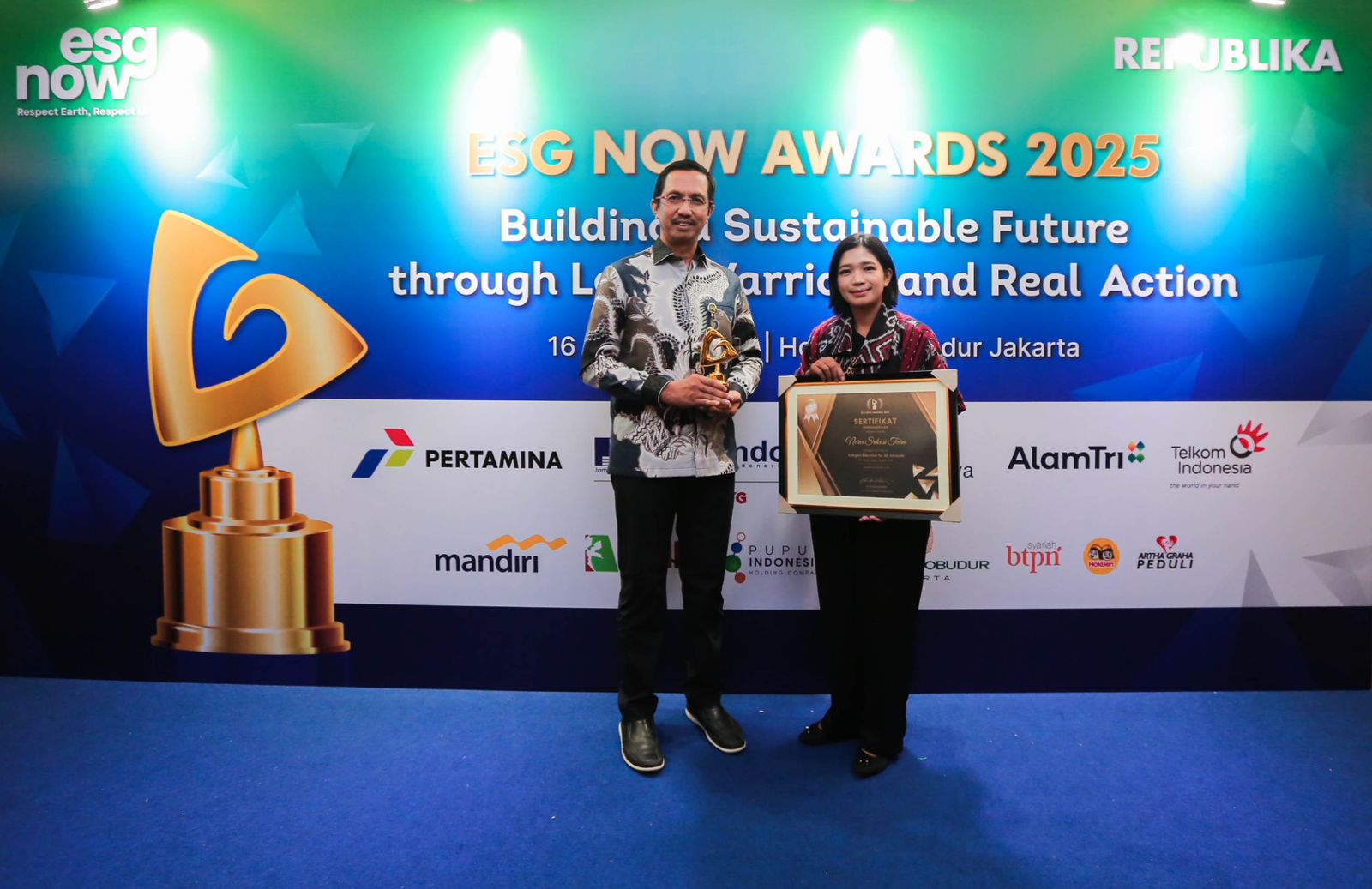 Astra Agro meraih penghargaan Pilar Sosial kategori Education for All Advocate dalam ajang ESG Now Awards 2025 yang diselenggarakan oleh Republika di Hotel Borobudur, Jakarta, pada 16 Oktober 2025. Penghargaan ini menjadi apresiasi atas komitmen Astra Agro dalam mendorong pemberdayaan perempuan dan pendidikan bagi komunitas adat. Dukung Pendidikan Komunitas Adat, AALI Sabet Penghargaan ESG Now Award