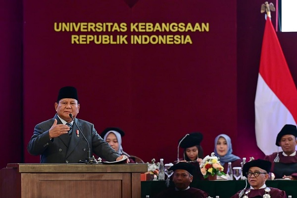 Presiden Prabowo Subianto Sabtu (18/10/2025) kemarin menyampaikan orasi ilmiah pada Sidang Senat Terbuka Pengukuhan Mahasiswa Baru Sarjana dan Magister Tahun Ajaran 2025/2026, serta Wisuda Sarjana sekaligus Dies Natalis Universitas Kebangsaan Republik Indonesia (UKRI) Tahun 2025. Presiden: Keberhasilan atau Kegagalan Ditentukan oleh Pemimpin