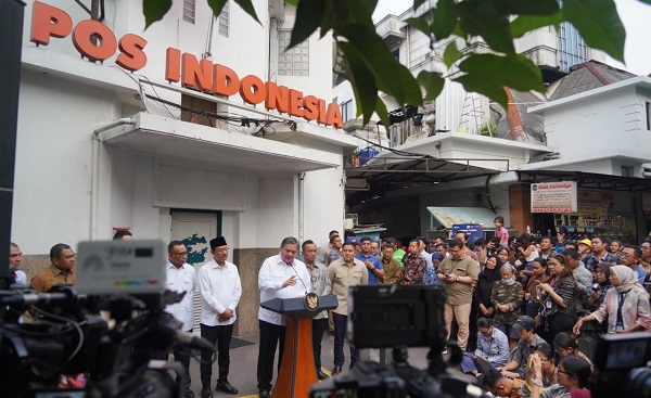 Menko Perekonomian Airlangga Hartarto didampingi sejumlah menteri meluncurkan dua program yakni Program Bantuan Langsung Tunai (BLT) Kesejahteraan Rakyat dan Program Magang Lulusan Perguruan Tinggi, di Kantor Pos Indonesia Cabang Cikini, Jumat (17/10). 35 Juta Keluarga Bakal Terima BLT Rp900.000 untuk Tiga Bulan
