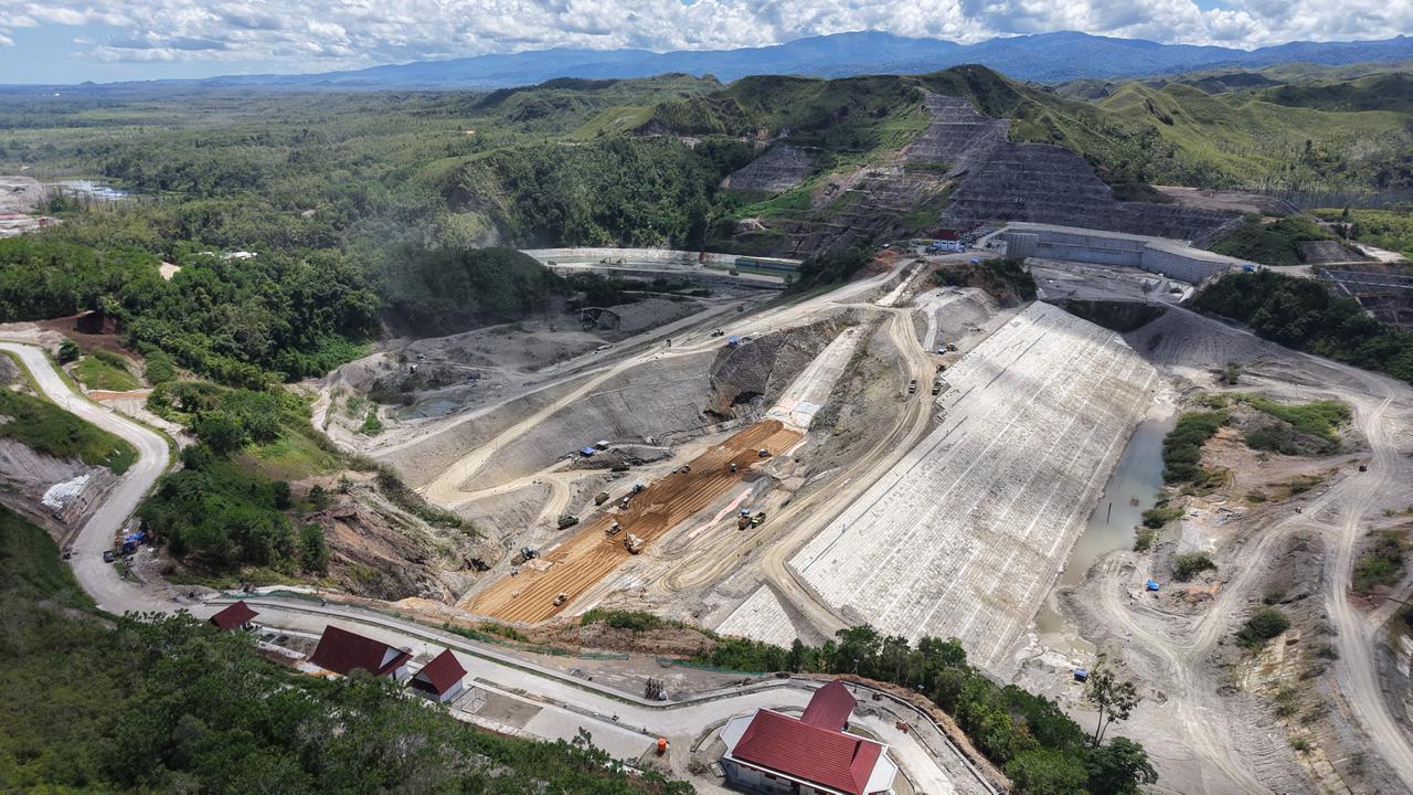 Wapres Gibran secara langsung meninjau lokasi pembangunan Bendungan Way Apu Ditinjau Wapres! Bendungan Way Apu di Pulau Buru Sudah 89,9 Persen