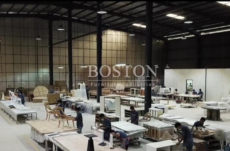 Sejumlah pekerja tengah beraktivitas di gudang Boston Industries. FOTO - ISTIMEWA SOFA Teken Akuisisi 70,96% dengan Calon Pengendali Baru