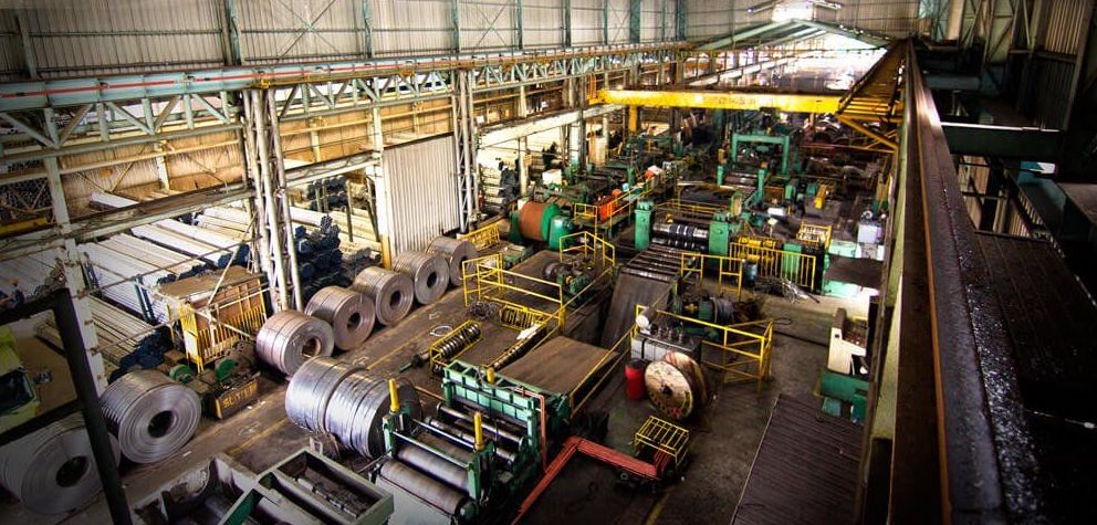Suasana dalam pabrik Steel Pipe industry of Indonesia. FOTO - ISTIMEWA Harga Premium, Cakra Bhakti Angkut Jutaan Saham ISSP