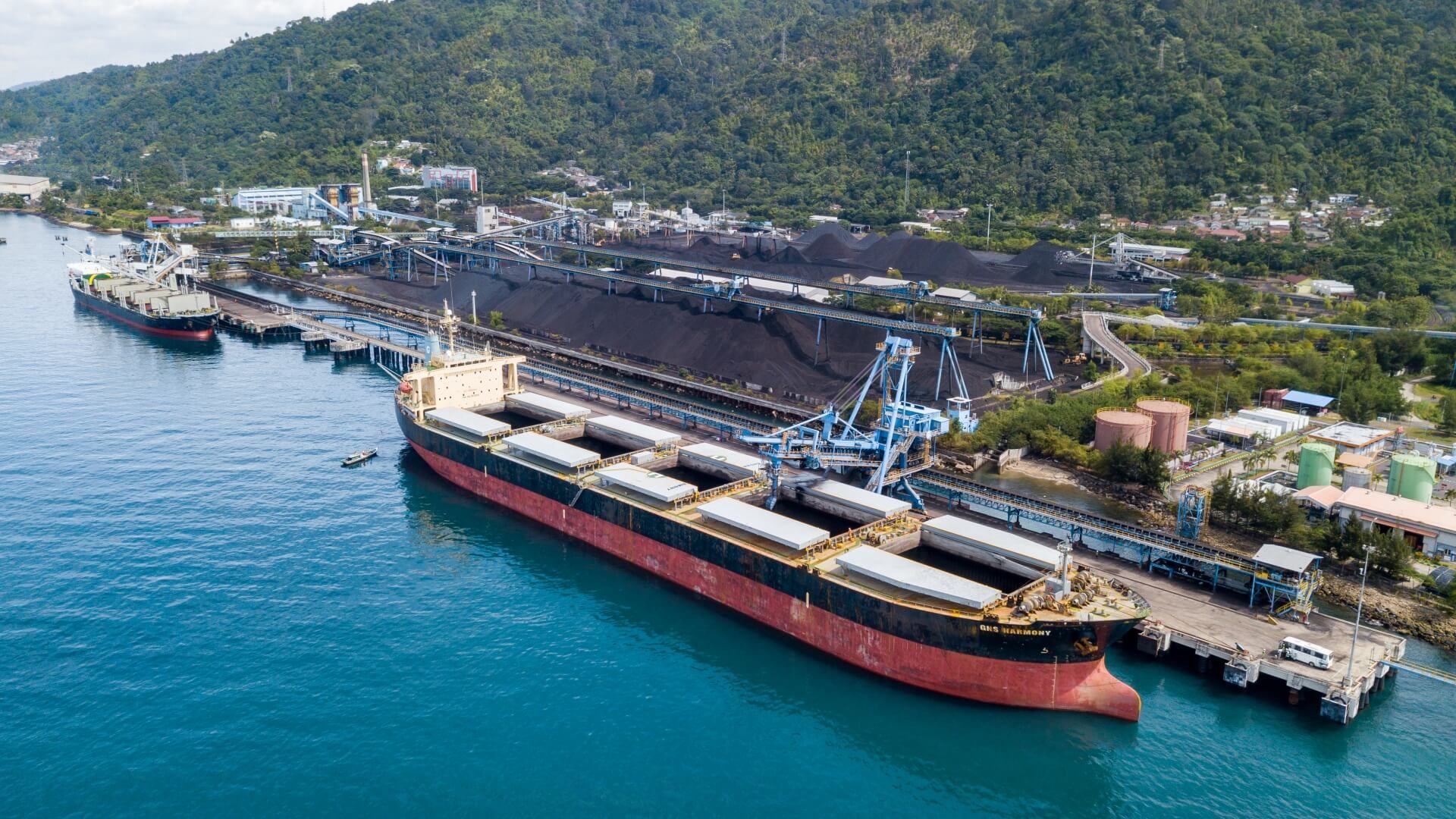 Aktivitas bongkar muat di pelabuhan batu bara milik perseroan. FOTO - ISTIMEWA Kuartal III 2025, Kinerja PTBA Solid