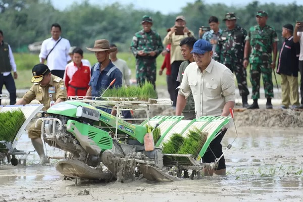 Wamentan Sudaryono ketika menghadiri kegiatan terkait Brigade Pangan di Jambi yang merupakan salah satu lumbung ketahanan pangan nasional. ( Foto : Kementan ) Kelola Lahan Tidur, Sudah Lebih 1.771 Brigade Pangan Dibentuk
