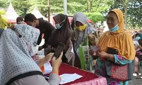 Ilustrasi penyaluran bantuan sosial. Dok. Ngopibareng.id. Pemerintah Salurkan Bansos Triwulan III, Tambah Penerima jadi 35 juta