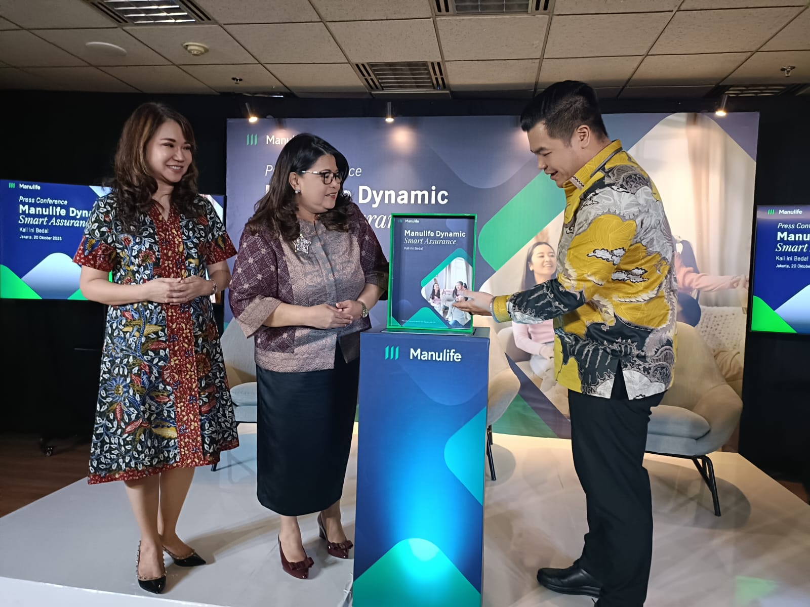 Ki-ka: Dr. Dra. Katarina Setiawan Ak. MBA, CIFM, Chief Economist & Investment Strategist PT. Manulife Aset Manajemen Indonesia 2. ?Novita Rumngangun, Wakil Presiden Direktur & Deputy CEO, PT. Asuransi Jiwa Manulife Indonesia 3. ?William Satriadi Soetrisno, GM Agency PT. Asuransi Jiwa Manulife Indonesia Manulife Luncurkan Dynamic Smart Assurance, Solusi Finansial Baru