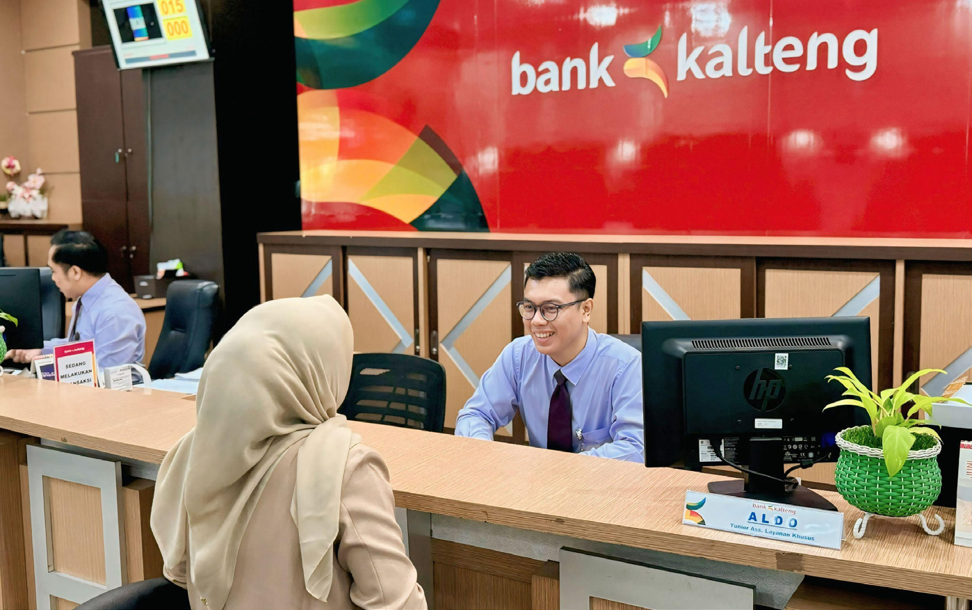Ilustrasi pelayanan Bank Kalteng. Dok. Stabilitas.id. Pemprov Wajibkan Transaksi Keuangan Perusahaan Lewat Bank Kalteng