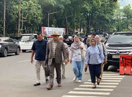 Didampingi kuasa hukum keluarga MIP mendatangi Polda Metro Jaya, Selasa (21/10/2025), meminta agar pelaku pembunuhan kepala cabang pembantu (KCP) bank di Jakarta Pusat itu, dituntut dengan Pasal 340 KUHP tentang tindak pidana pembunuhan berencana. Dok. Okezone. Keluarga Minta Pelaku Pembunuhan Kacab Bank Dikenai Pasal Berencana