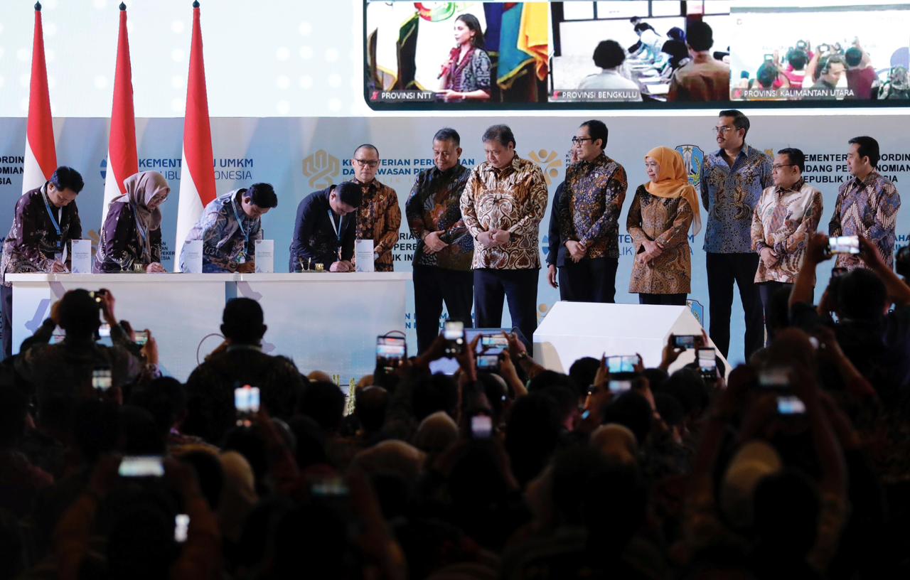 Prosesi seremoni Akad Massal Nasional yang dilakukan di Dyandra Convention Center, Surabaya (Selasa, 21/10/2025). BNI Dorong UMKM dan Penciptaan Kerja Lewat Akad Massal Nasional