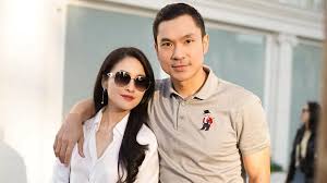 Artis Sandra Demi dan suami Harvey Moeis. Dok. Liputan6. Tas, Perhiasan dan Deposito Rp33M Ikut Disita, Sandra Dewi Keberatan