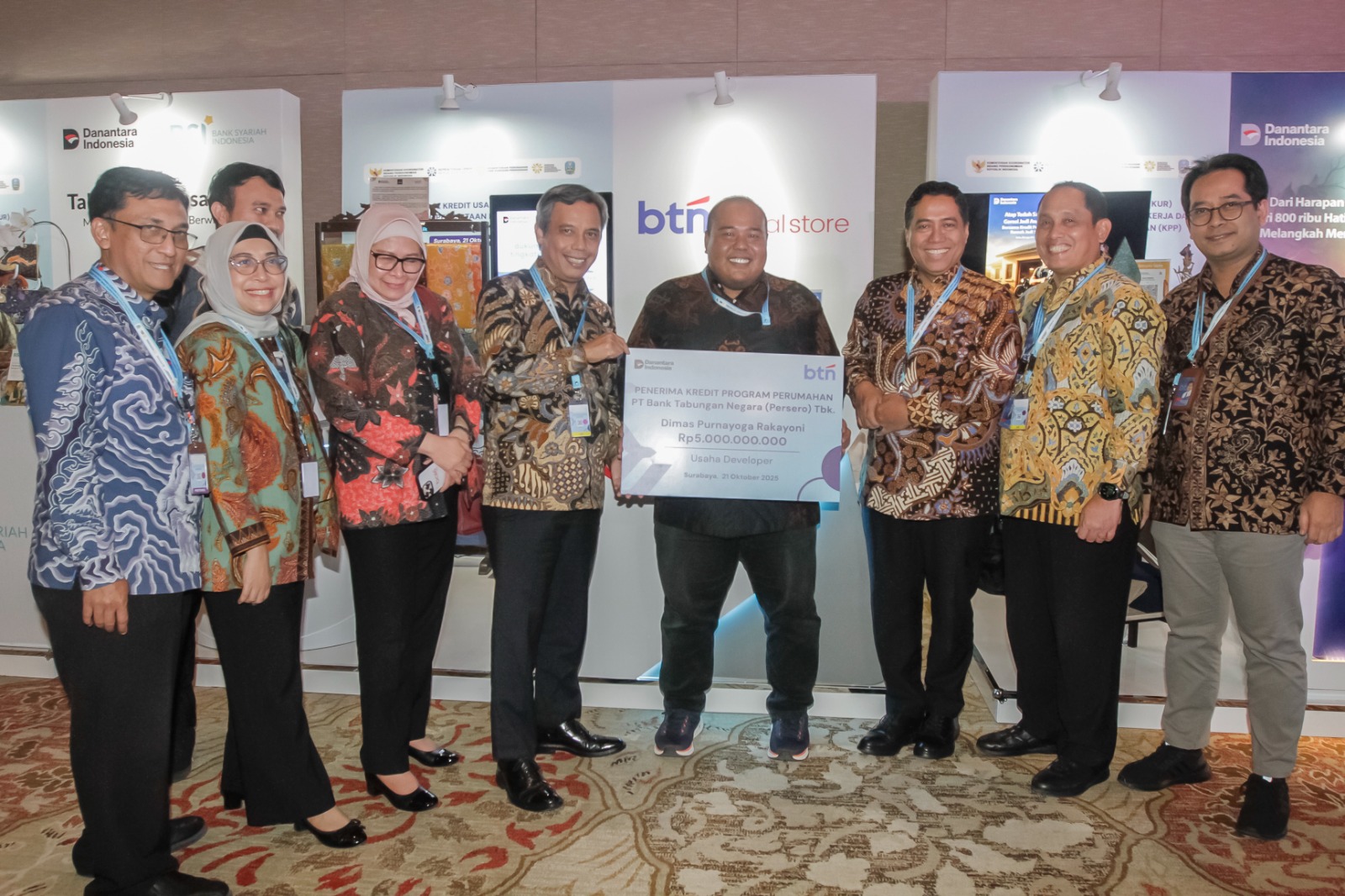 CEO BTN Nixon Napitupulu berbincang dengan salah satu penerima KPR. FOTO - ISTIMEWA Optimistis Penyalur KPP Terbesar, Ini Keunggulan BTN