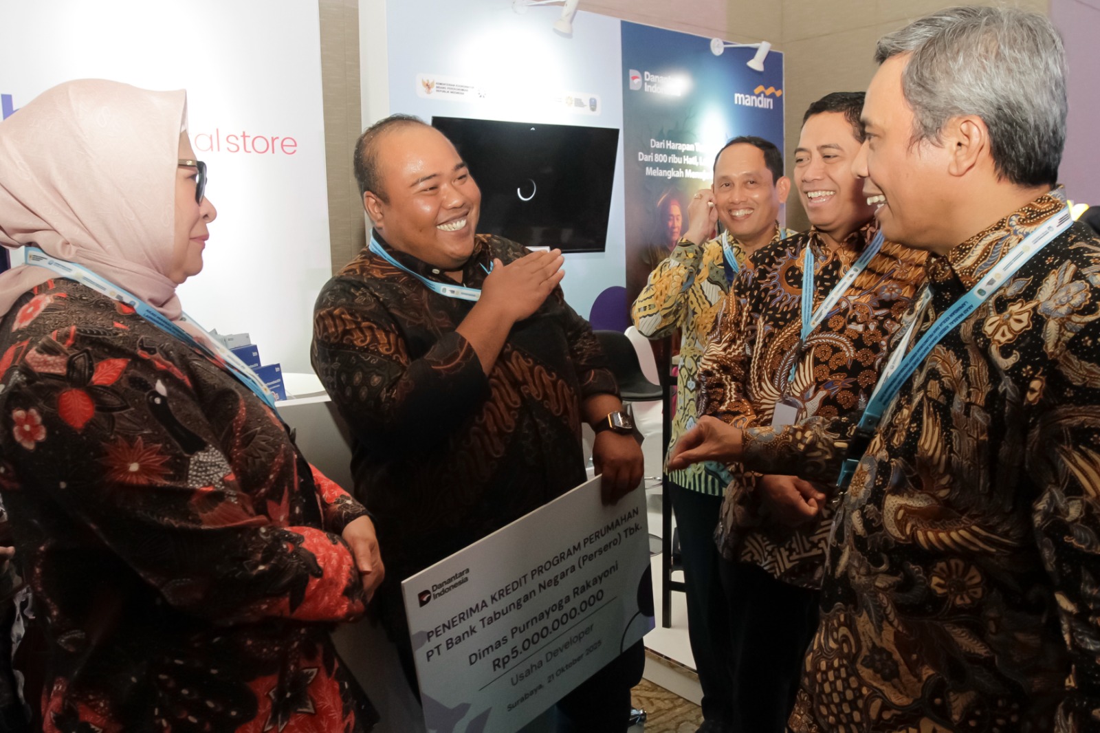CEO BTN Nixon Napitupulu berbincang dengan salah satu penerima KPR. FOTO - ISTIMEWA Optimistis Penyalur KPP Terbesar, Ini Keunggulan BTN