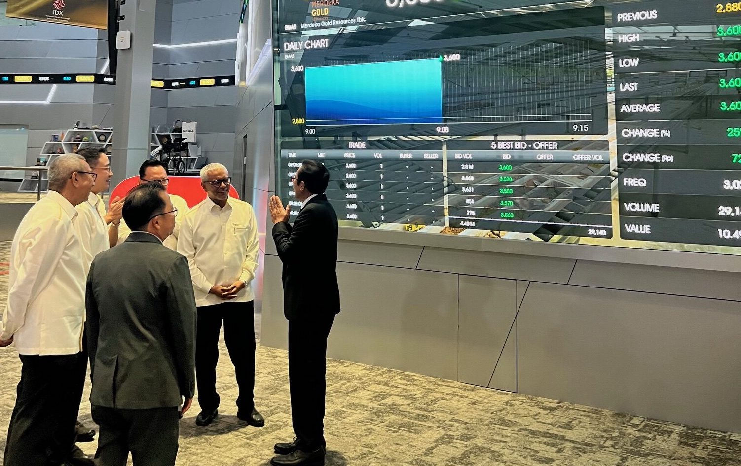 Pengurus Merdeka Resources mendapat penjelasan dari direktur Bursa Efek Indonesia usai seremoni pencatatan saham perseroan. FOTO - ISTIMEWA Konstruksi OPP Tuntas, EMAS Kebut Produksi Tambang Emas Pani