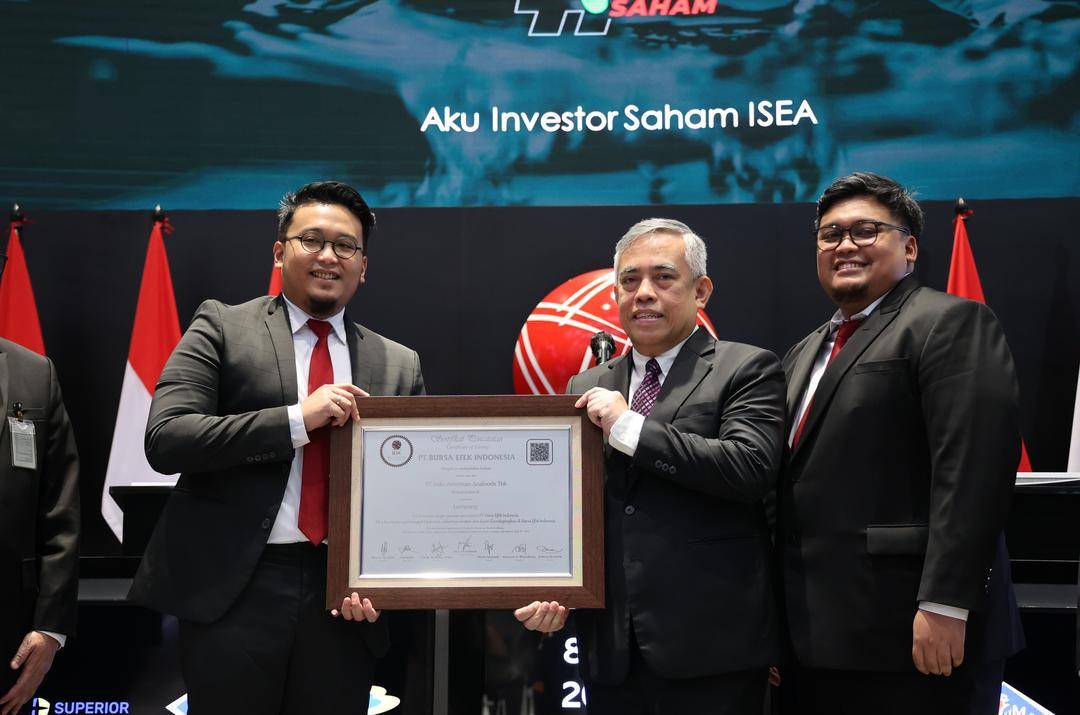 Pengurus Indo American Seafoods menunjukkan sertiffikat IPO dari Bursa Efek Indonesia. FOTO - ISTIMEWA Kuartal III 2025, Laba ISEA Melejit 113,09 Persen