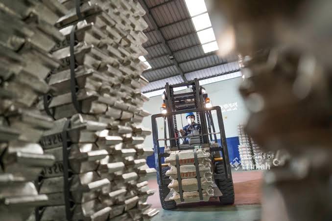 Potret pekerja TINS mengangkut hasil produksi timah. FOTO: Timah Tbk. Lepas Suspensi Masuk FCA, TINS Langsung ARB