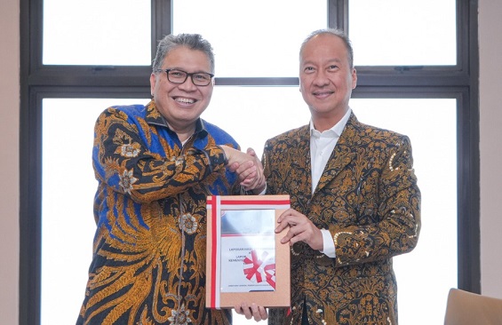 Menteri Perindustrian Agus Gumiwang Kartasasmita ketika menerima Laporan Hasil Pemeriksaan (LHP) atas Laporan Keuangan Kementerian Perindustrian Tahun 2024, dari Badan Pemeriksa Keuangan (BPK).(Foto: Kemenperin) Kemenperin Perkuat Pengawasan dan Optimalisasi Program Prioritas