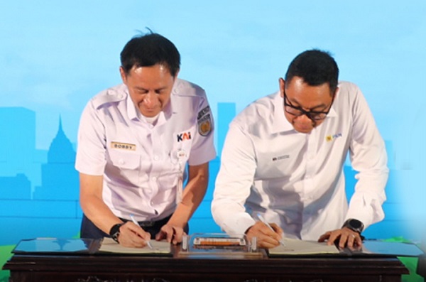 Direktur Utama PLN, Darmawan Prasodjo, dan Direktur Utama KAI, Bobby Rasyidin menandatangani MoU untuk mempercepat penerapan sistem transportasi publik rendah emisi melalui elektrifikasi jalur kereta api.(Foto: IG KAI) PLN: Elektrifikasi Kereta Api Pangkas Biaya Energi Hingga 70 Persen