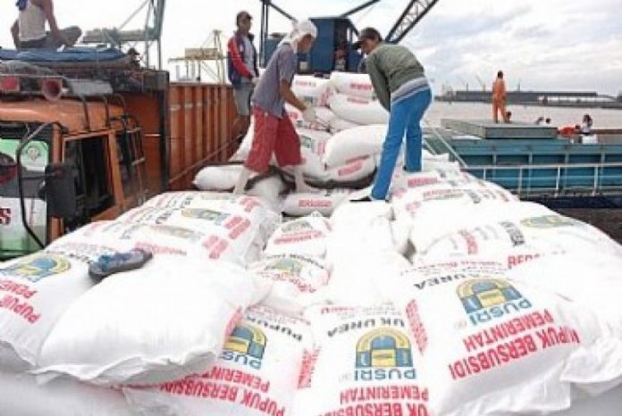Memasuki tahun kedua pemerintahan Presiden Prabowo Subianto, Kementerian Pertanian (Kementan) membuat terobosan besar dengan menurunkan harga pupuk bersubsidi sebesar 20 persen.(Foto: Dok) Mentan Bikin Sejarah: Pangkas Harga Pupuk Bersubsidi Hingga 20 Persen