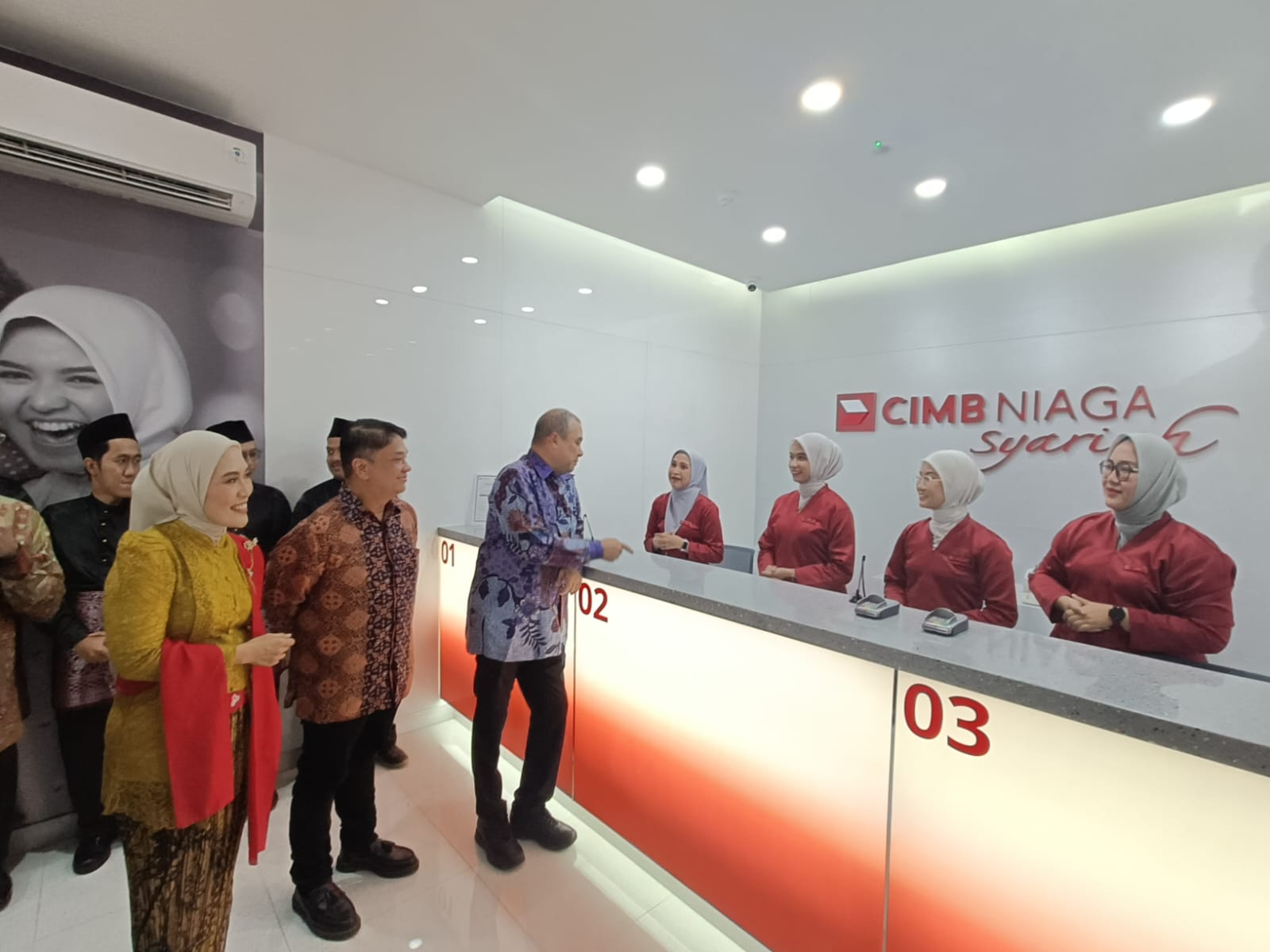 Direktur Syariah Banking CIMB Niaga Pandji P. Djajanegara (ketiga kiri) bersama Head of Sharia Consumer & EBB CIMB Niaga Bung Aldilla (kedua kiri), dan Syariah Branch Area Head Jakarta & Sumatera South Syahadenita Chakiki (kiri) saat Grand Opening Syariah Digital Branch Serpong-Tangerang, di Tangerang, Rabu (22/10/2025). CIMB Niaga Syariah Luncurkan Syariah Digital Branch Pertama di Jawa