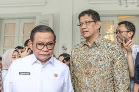 Gubernur DKI Jakarta Pramono Anung Wibowo (kiri) bersama Menteri Keuangan Purbaya Yudhi Sadewa. Dok. Jawa Pos. Dana Daerah: Gubernur Pramono Akui Data Menkeu Seribu Persen BenarĀ