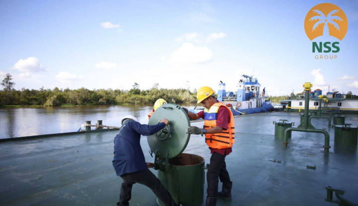 Tiga petugas tengah memeriksa infrastruktur perseroan. FOTO - ISTIMEWA Laba NSSS Kuartal III 2025 Melambung 309,3 Persen