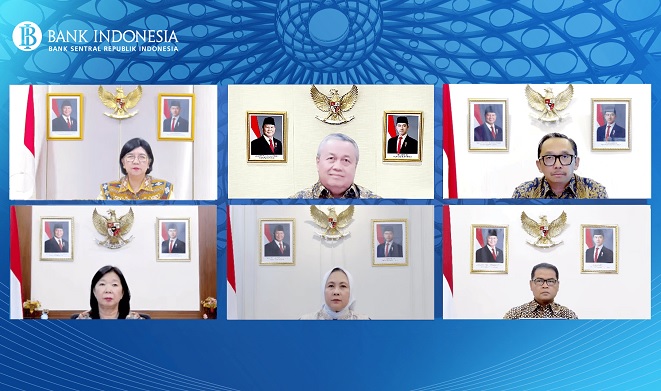 Pimpinan BI ketika menyampaikan hasil Rapat Dewan Gubernur (RDG) Bank Indonesia edisi 21-22 Oktober 2025 di Jakarta, Rabu (22/10). (Foto: Bank Indonesia) BI Siapkan Insentif Bagi Bank yang Kucurkan Kredit ke Sektor Tertentu