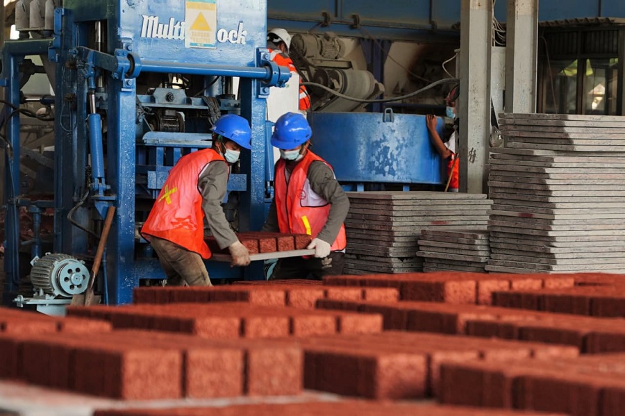 Pabrik beton porous yang diproduksi menggunakan semen hijau SIG di Sumbersuko, Kecamatan Gempol, Kabupaten Pasuruan, Jawa Timur. SIG (SMGR) Genjot Transisi Konstruksi Hijau Lewat Riset & Inovasi