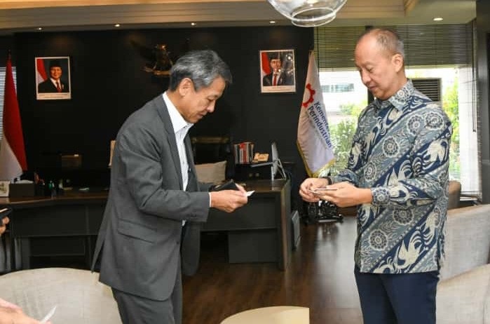 Menperin Agus Gumiwang Kartasasmita ketika menerima President AGC Chemicals Company, Tatsuo Momii, Executive Officer Essential Chemicals General Div. Yoshihisa Horibe, Presiden Direktur PT Asahimas Chemical Eddy Sutanto, dan Wakil Presiden Direktur PT Asahimas Chemical Kazunori Uchigashima di Jakarta, Rabu (22/10). Menperin Tantang Asahi Boyong Kantor Pusat dari Thailand ke Indonesia
